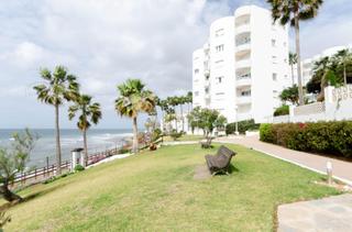Edifici a Calahonda. Fantástico complejo de apartamentos turísticos en primera línea