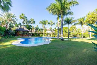 Rez-de-chaussée à Puerto Banús. Exclusivo apartamento situado en segunda línea de playa!