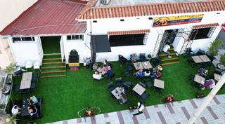 Miete Geschäftsraum in Loma de los Riscos. Traspaso bar con amplia terraza en pleno centro de torremolinos