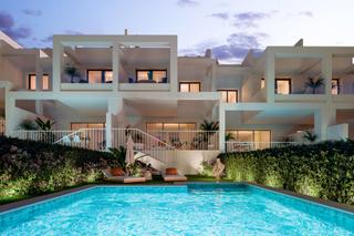 Casa aparellada a Alcorrín. Una vida tranquila en town house con vistas al mar en  manilva,
