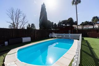Xalet a El Pinar- Palacio de Congresos. Fabulosa villa independiente con piscina en el pinar de torremol