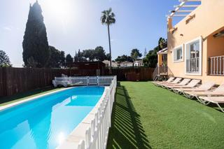 Chalet à El Pinar- Palacio de Congresos. Fabulosa villa independiente con piscina en el pinar de torremol