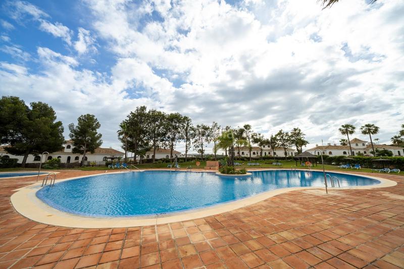 Foto 8a3eb0ef-a81f-40eb-b351-a4f67165709f. Appartement mit parking pool in La Duquesa Manilva