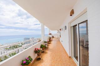 Apartament a El Bajondillo. Piso de 4 dormitorios con vistas al mar en torremolinos