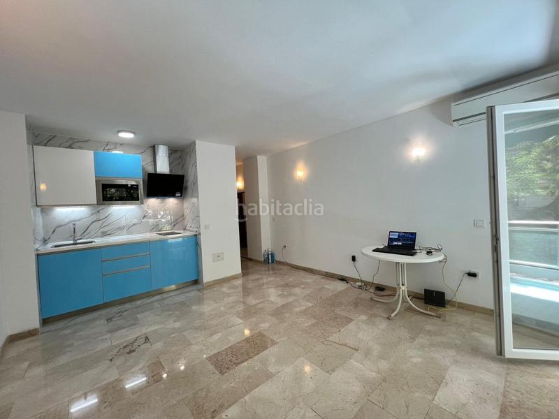Foto 3524ba6b-e662-42f7-a6bb-70fa7a9a2f91. Estudio amplio estudio reformado 2a linea de playa centro en Marbella