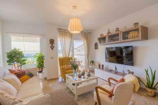 Piso en Riviera del Sol. Luminoso piso en venta con vistas al mar y al campo de golf, en