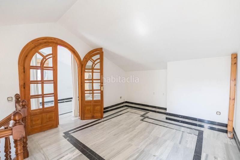 Foto 9c98aa8b-b10c-4e02-b3e5-796cc1858d2f. Ático amplio y céntrico ático con terraza y vistas al mar en Fuengirola