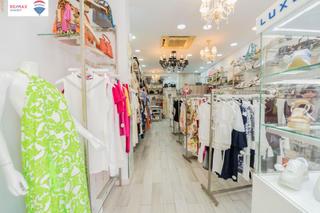 Lloguer Local Comercial a Puerto Deportivo. Traspaso tienda de indumentaria en zona privilegiada de fuengiro