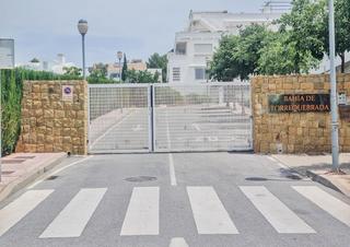 Parking coche en Hacienda Torrequebrada. Amplia plaza de garaje con trastero