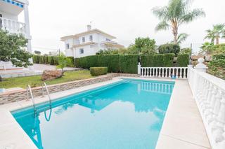 Chalet  Bolivia de (las cumbres). Villa luminosa y acogedora con vistas abiertas en elviria, a poc