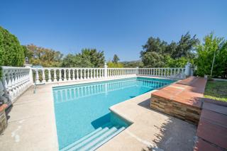 Xalet  Bolivia de (las cumbres). Villa luminosa y acogedora con vistas abiertas en elviria, a poc