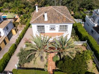 Chalet  Bolivia de (las cumbres). Villa luminosa y acogedora con vistas abiertas en elviria, a poc