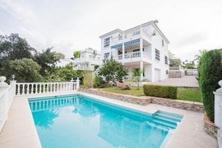 Chalet  Bolivia de (las cumbres). Villa luminosa y acogedora con vistas abiertas en elviria, a poc