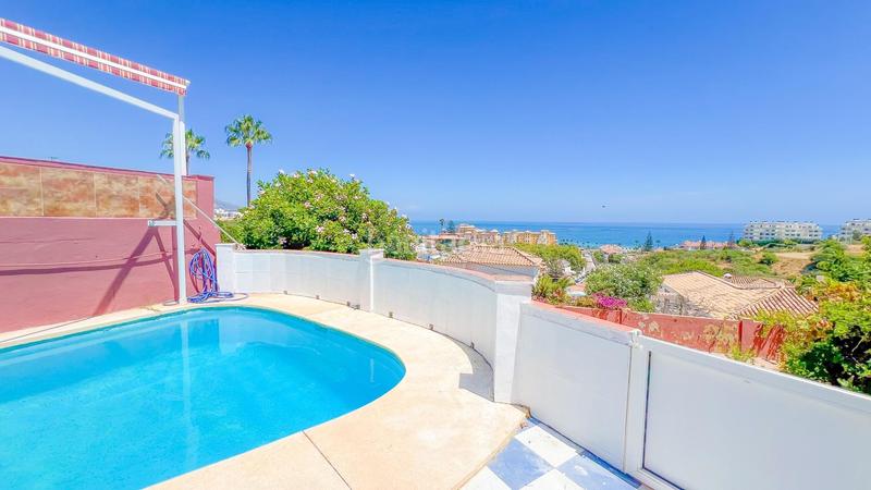 Foto 73f591bb-a3e3-4192-92b4-bc680433ed9a. Chalet villa con espectaculares vistas al mar a metros de la playa, en Mijas