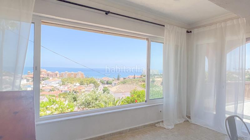 Foto f0b17b4e-1b38-49d8-bfb6-d12d7e6a2751. Chalet villa con espectaculares vistas al mar a metros de la playa, en Mijas