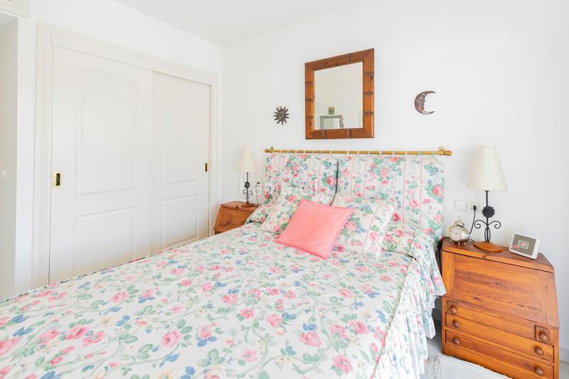 Foto 57db7bb3-e36e-419f-8eed-0767468529b3. Piccolo appartamento con parcheggio piscina in Cabopino - Artola Marbella