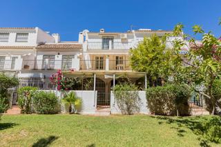 Maison jumelée à Los Boliches. Chalet adosado de 5 dormitorios con terraza y piscina comunitari