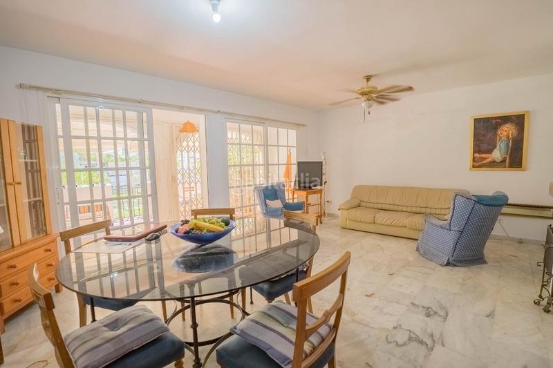Foto cf5c9079-fb42-410a-967c-eae1f330b46e. Casa adosada chalet adosado de 5 dormitorios con terraza y piscina comunitaria en Los Boliches, en Fuengirola