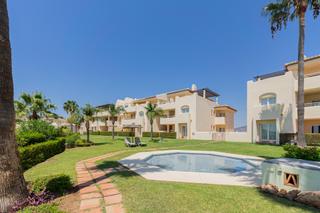 Attique  Calle buitre-cerros aguila. Luminoso ático con piscina privada y vistas al golf