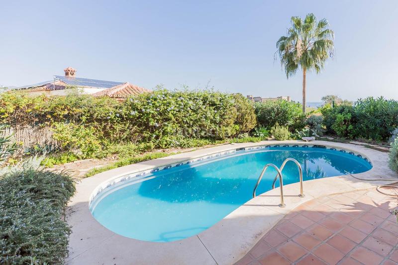 Foto b66a4137-5d16-4e13-9aac-5ae10d2a6c2c. Chalet with parking pool in Castillo Sohail - Myramar Fuengirola
