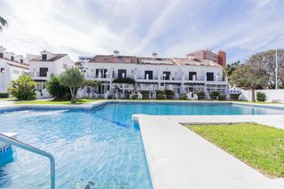 Maison jumelée à Castillo Sohail - Myramar. Adosado de 4 dormitorios en  urbanización con gran piscina y a p