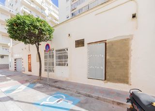 Local Comercial  Calle de miguel márquez. Local comercial en venta a 50m del paseo marítimo de fuengirola