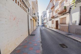 Local Comercial a Puerto Deportivo. Amplio local comercial en el corazón de fuengirola