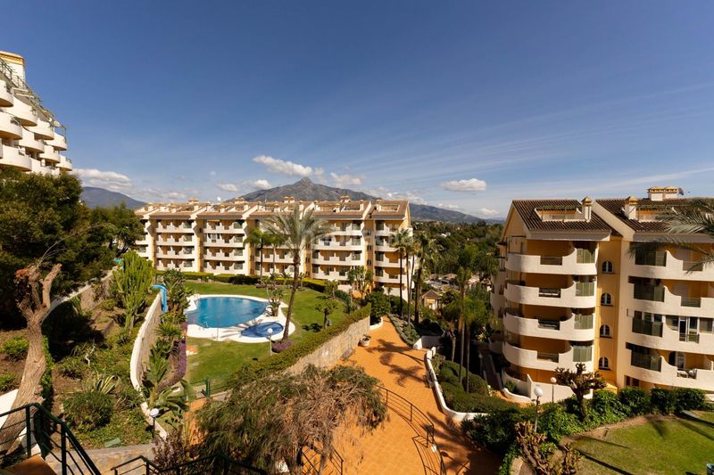 Foto 572aa00c-096b-47d9-9254-e0e338fdd7d4. Dúplex amb aparcament piscina a Nueva Andalucía centro Marbella