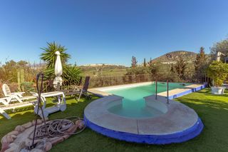 Bauernhof in Coín. Amplia casa con terreno en coín  oportunidad única