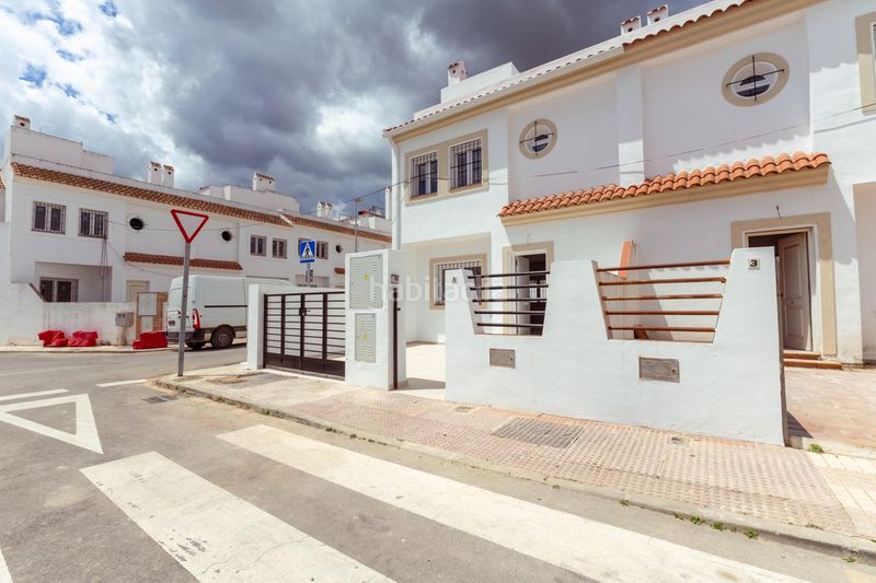 Foto a5a44cb2-a240-4b72-8761-d59cfc2f0692. Casa adossada amb aparcament a Campillos