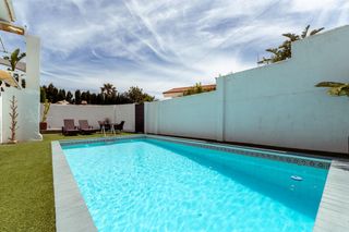 Casa en La Capellanía - El Higuerón. Singular villa reformada con piscina y vistas al mar.  la capell
