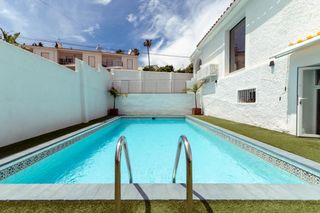 Casa en La Capellan�a - El Higuer�n. Singular villa reformada con piscina y vistas al mar.  la capell