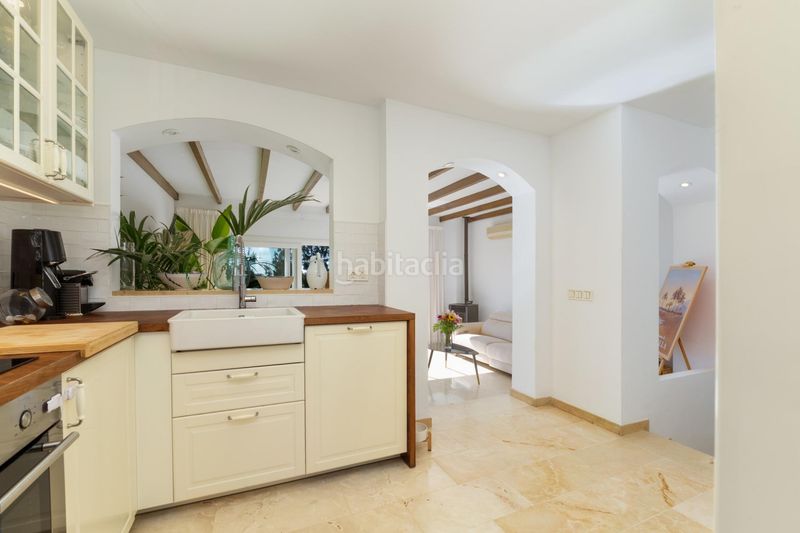 Foto 1279eb3a-70a7-4951-a424-0f06525d47ca. Casa adossada amb aparcament a Calahonda Mijas
