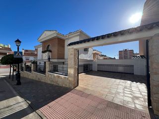 Chalet in Castillo Sohail - Myramar. Casa chalet en fuengirola junto a la plaza de toros