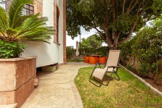 Casa adossada en Centro. Casa exclusiva de 300 m2 con patio privado y amplias estancias e