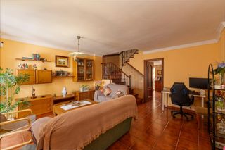 Casa adossada  Calle de la colina. Amplio adosado con 4 dormitorios, gran s�tano, patio con barbaco