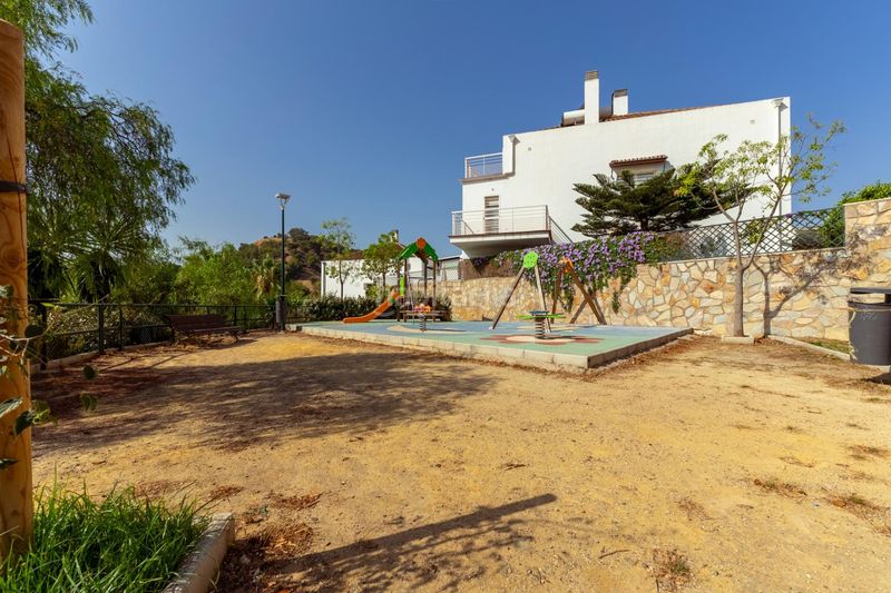 Foto 440354b6-35d7-4528-89d2-a8d42335a26d. Casa adossada amb aparcament piscina a Conde de Ureña Málaga