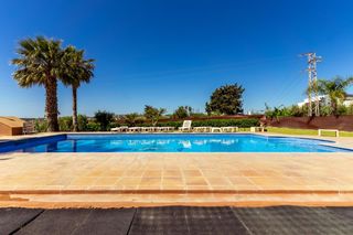 Casale in Campo de Mijas. Parcela de 7.847 m2 con suelo industrial y rústico en la laguna,