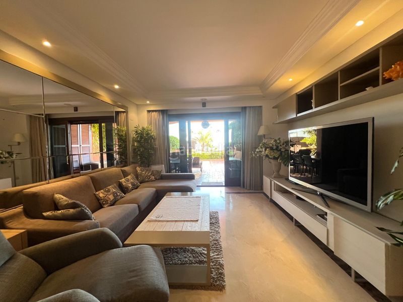 Foto e1a33f95-c9a9-4a3b-a488-a0b133e476ea. Pis amb aparcament piscina a Kempinski Estepona