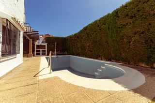 Xalet a Castillo Sohail - Myramar. Chalet independiente con piscina privada, zona edificio myramar