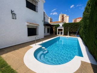 Chalet à Castillo Sohail - Myramar. Chalet independiente con piscina privada, zona edificio myramar