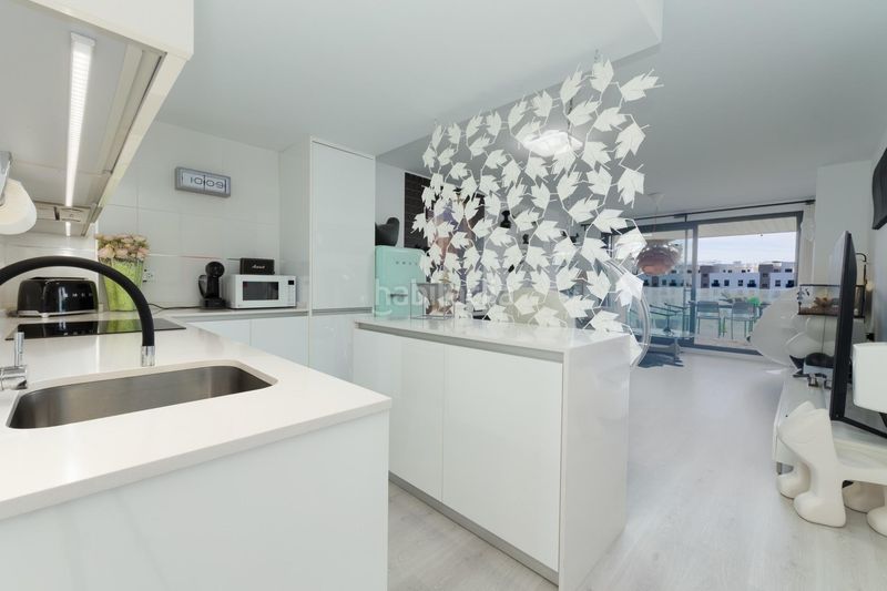 Foto 3006750b-24ee-4aa2-a4f6-f61783340a33. Apartament amb aparcament piscina a Las Flores Mijas