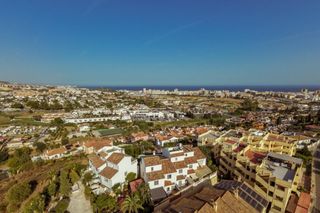 Reihenhaus in Campo de Mijas. Casa adosada reformada con vistas panorámicas al mar y fuengirol
