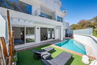 House in Torremuelle. Fantástica villa moderna con piscina a 300 m del mar, en playa b