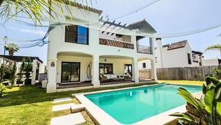 Chalet à Valle Romano Golf. Villa con piscina privada en primera línea de golf en estepona