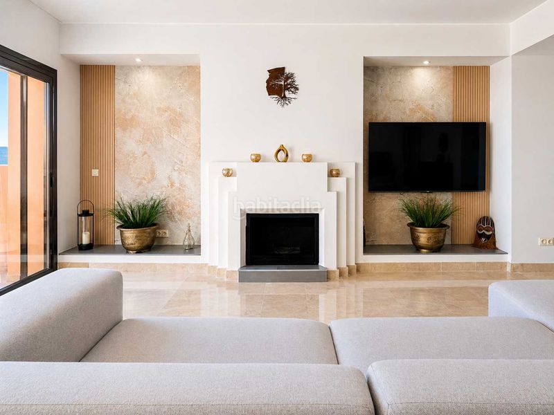 Foto 2a6d159e-0ab6-4b42-8409-0f9ef363740c. Àtic amb xemeneia calefacció aparcament piscina a Manilva