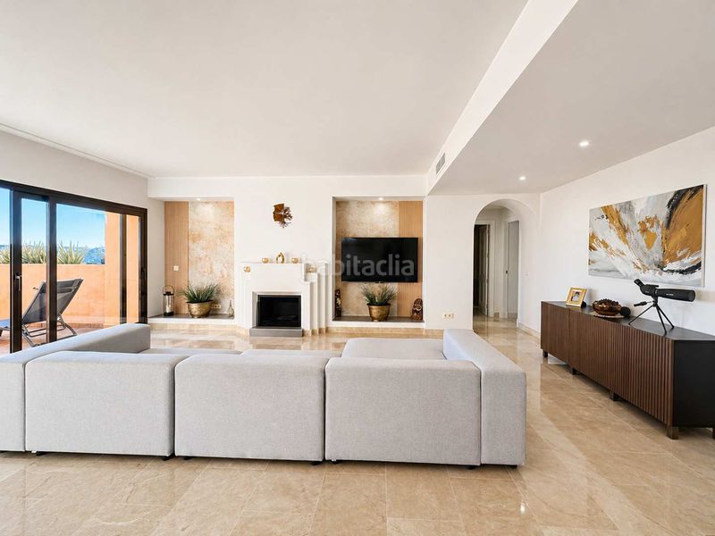 Foto 30c89a22-6c31-4649-9ed3-f646cb083b07. Àtic amb xemeneia calefacció aparcament piscina a Manilva