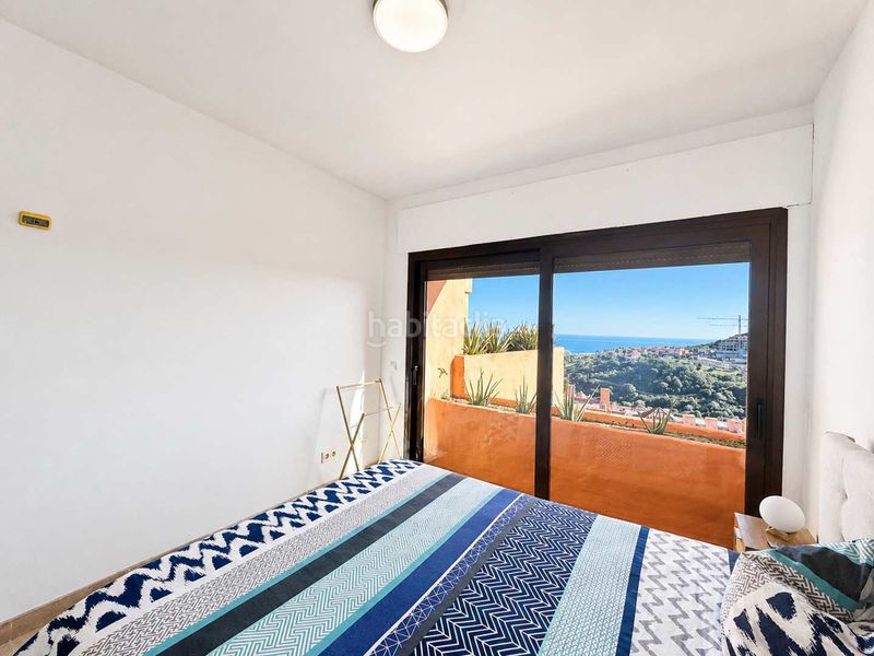 Foto 49c749e7-fde7-43ff-81c6-3635c1d20061. Àtic amb xemeneia calefacció aparcament piscina a Manilva