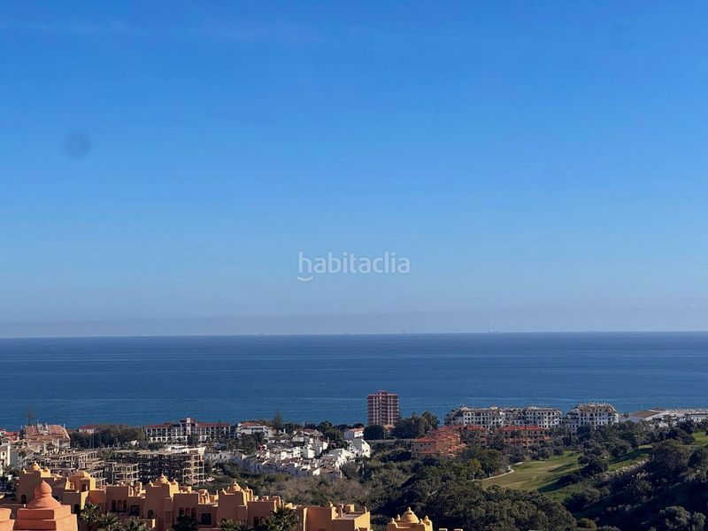 Foto 52f320bd-8cda-4878-8292-04e8fc30ad57. Àtic amb xemeneia calefacció aparcament piscina a Manilva