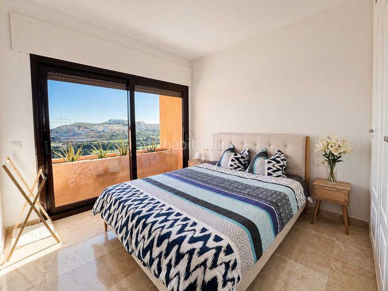 Foto 55dabff2-e061-4e93-86a8-5b4ae084b799. Àtic amb xemeneia calefacció aparcament piscina a Manilva